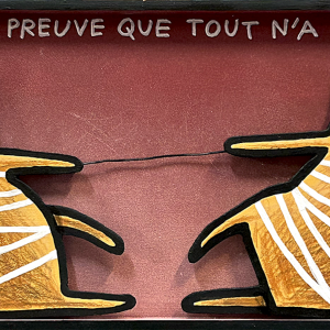 Composition figurative en bois découpé représentant deux chats stylisés face à face reliés par un fil, sur fond rouge avec inscription manuscrite, série Boîtes