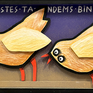 Composition figurative en bois découpé représentant deux oiseaux stylisés côte à côte sur fond sombre avec inscriptions, série Boîtes