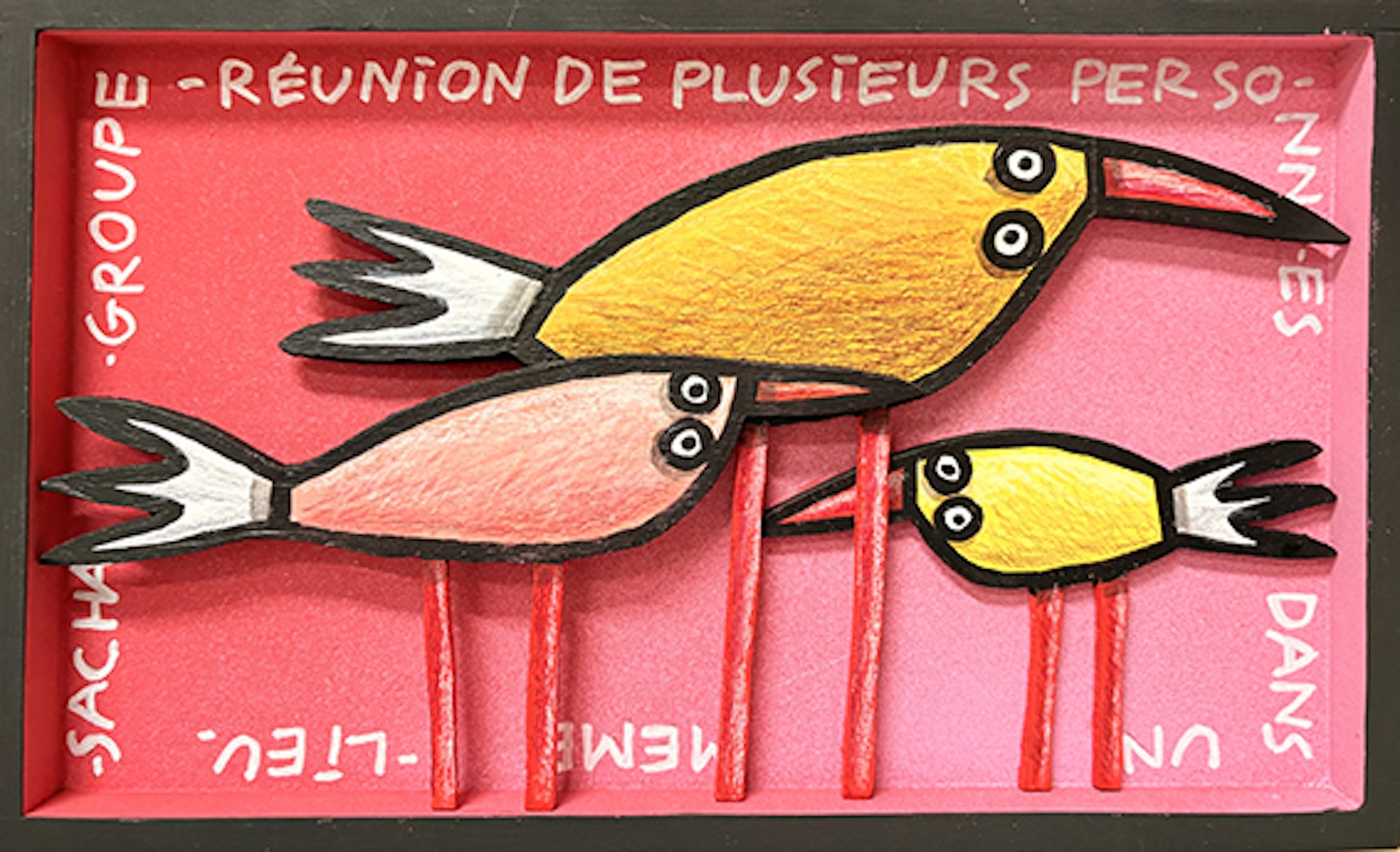 Composition figurative en bois découpé représentant trois oiseaux stylisés colorés sur fond rouge avec inscriptions “groupe” et “réunion de plusieurs personnes”, série Boîtes