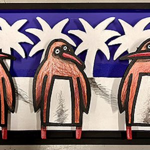 Trois pingouins stylisés en bois découpé alignés devant des formes blanches évoquant des arbres sur fond bleu, série Boîtes.
