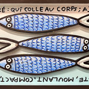 Trois poissons bleus stylisés en bois découpé alignés avec texte descriptif autour