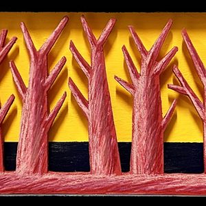 Renard et corbeau stylisés en bois découpé dans une forêt rouge sur fond jaune avec texte narratif