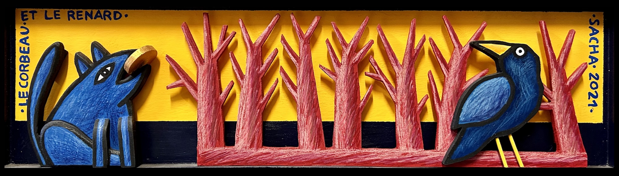 Renard et corbeau stylisés en bois découpé dans une forêt rouge sur fond jaune avec texte narratif