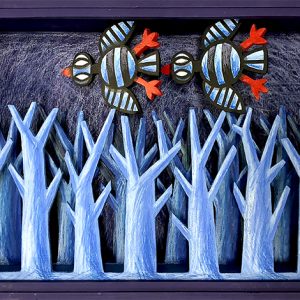 Diorama représentant deux oiseaux stylisés en vol au-dessus d’une forêt graphique aux arbres bleutés, en acrylique sur bois