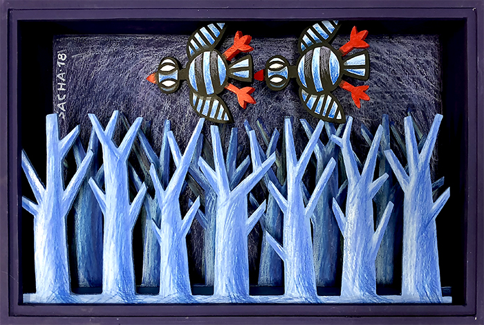 Diorama représentant deux oiseaux stylisés en vol au-dessus d’une forêt graphique aux arbres bleutés, en acrylique sur bois