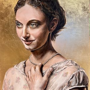 Portrait de femme sur fond doré, tenant un collier, regard légèrement détourné