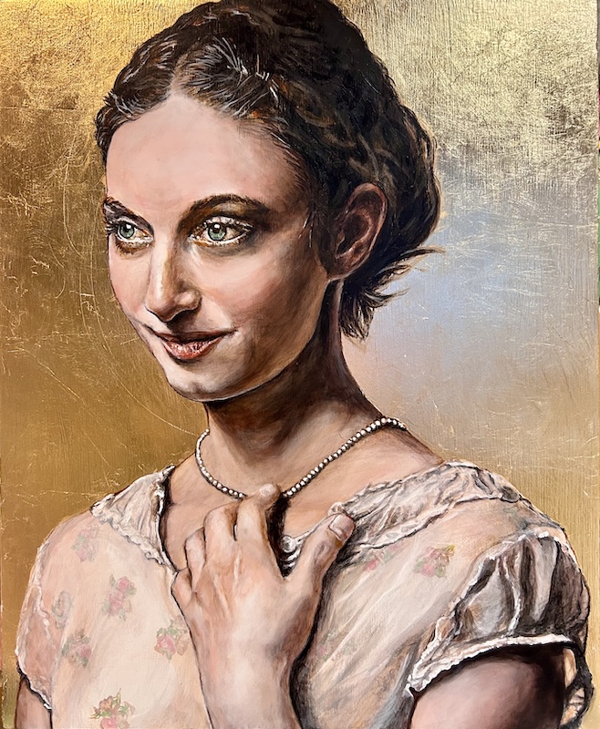 Portrait de femme sur fond doré, tenant un collier, regard légèrement détourné