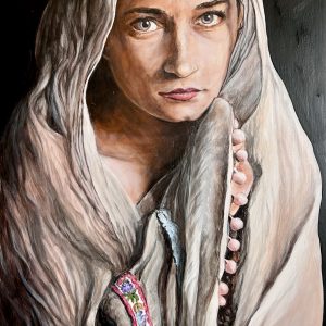 Portrait de femme voilée avec auréole dorée sur fond sombre, tenant un chapelet