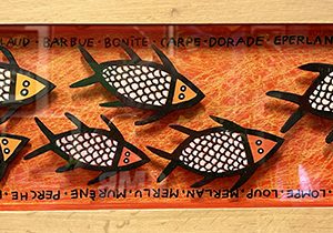 Poissons stylisés sur fond orange vif