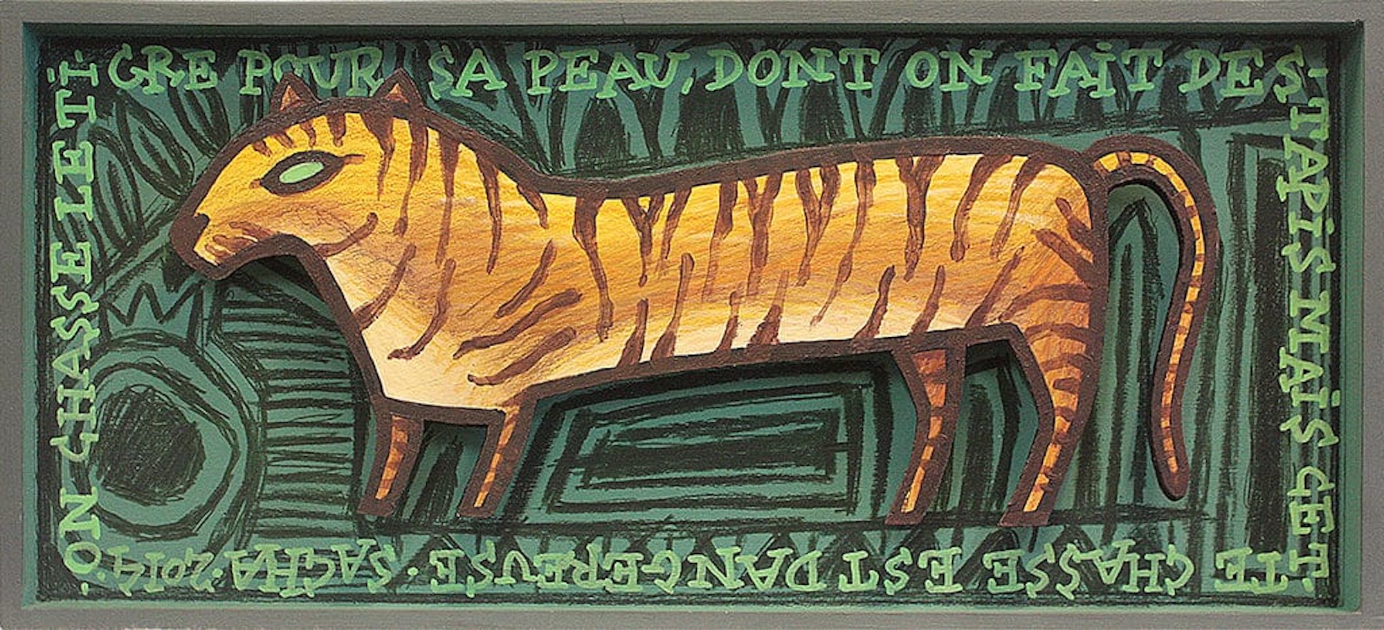 Tigre stylisé en bois découpé sur fond vert avec inscriptions manuscrites entourant la composition, série Boîtes