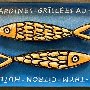 Composition figurative en bois découpé représentant deux poissons stylisés sur fond bleu avec inscriptions, série Boîtes