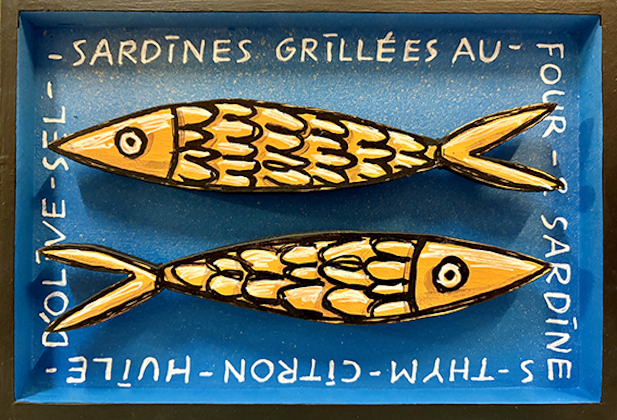 Composition figurative en bois découpé représentant deux poissons stylisés sur fond bleu avec inscriptions, série Boîtes