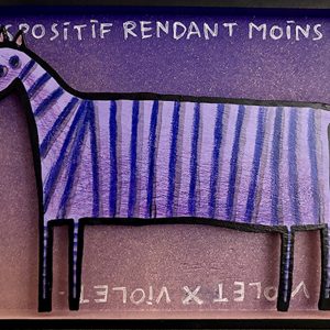 Animal stylisé rayé violet en bois découpé sur fond violet avec texte évoquant le camouflage
