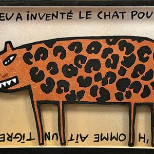 Animal stylisé en bois découpé au pelage tacheté évoquant un tigre ou un chat sur fond beige avec inscriptions, série Boîtes.