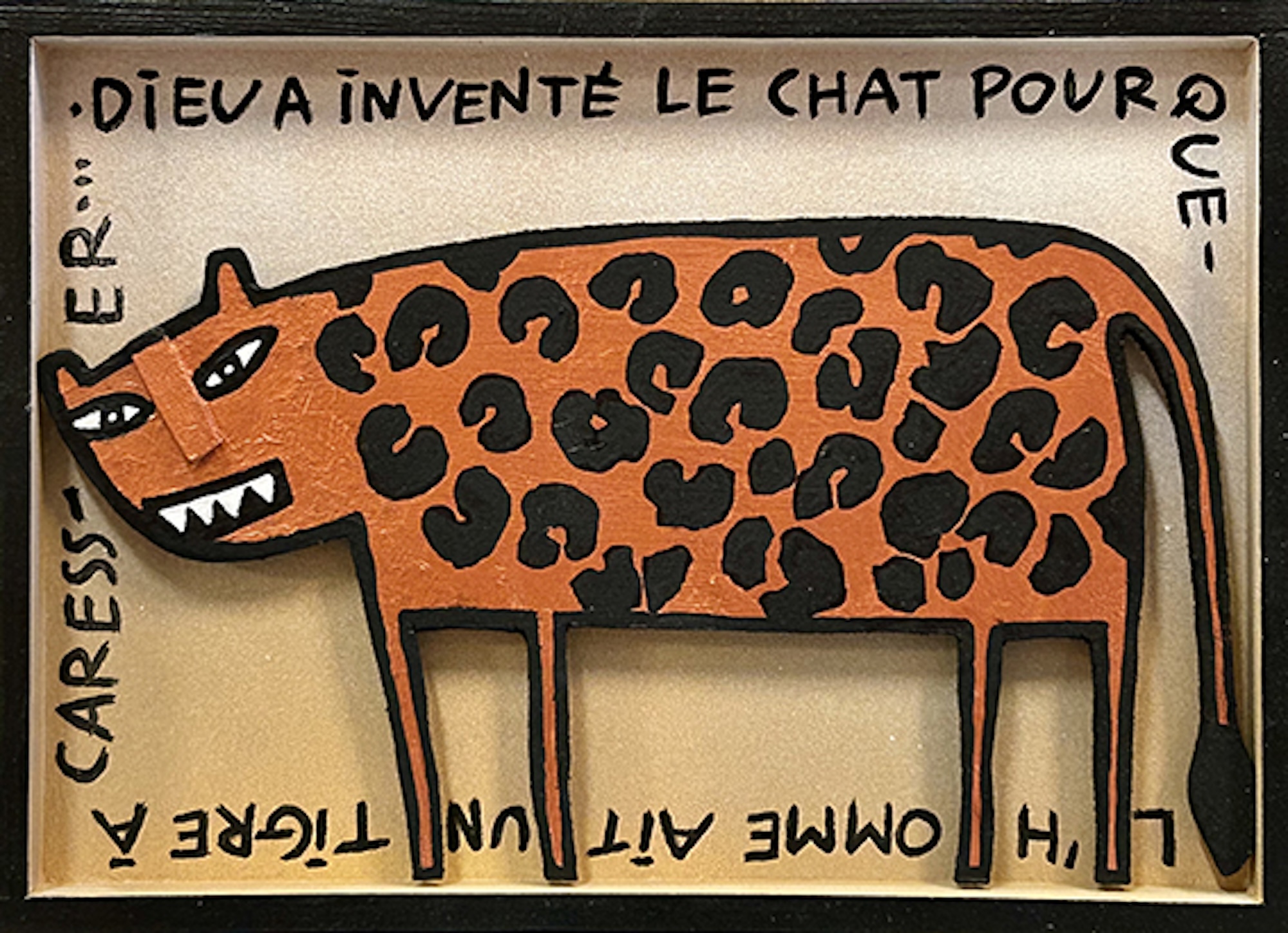 Animal stylisé en bois découpé au pelage tacheté évoquant un tigre ou un chat sur fond beige avec inscriptions, série Boîtes.