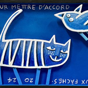 Composition figurative en bois découpé représentant un chat bleu stylisé face à un oiseau, sur fond bleu avec inscriptions manuscrites, série Boîtes