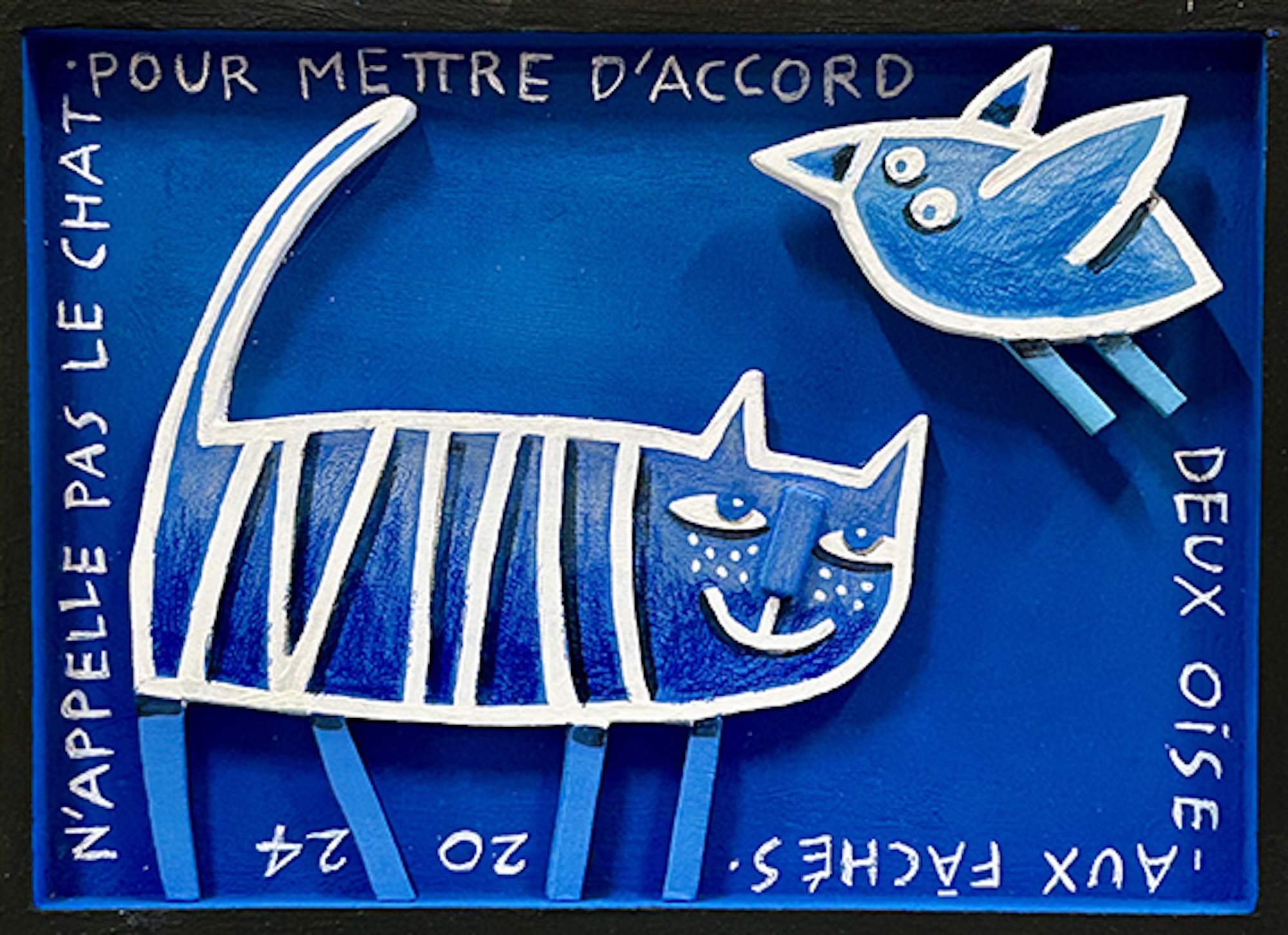 Composition figurative en bois découpé représentant un chat bleu stylisé face à un oiseau, sur fond bleu avec inscriptions manuscrites, série Boîtes