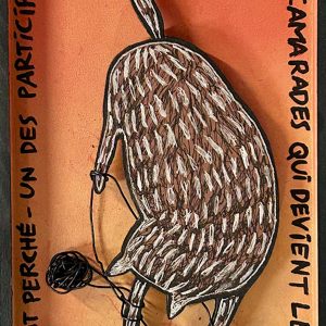 Composition figurative en bois découpé représentant un chat brun tenant une pelote de fil sur fond orange avec texte circulaire, série Boîtes
