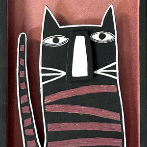 Figure de chat stylisé noir et blanc en bois découpé sur fond rouge avec inscriptions, série Boîtes.
