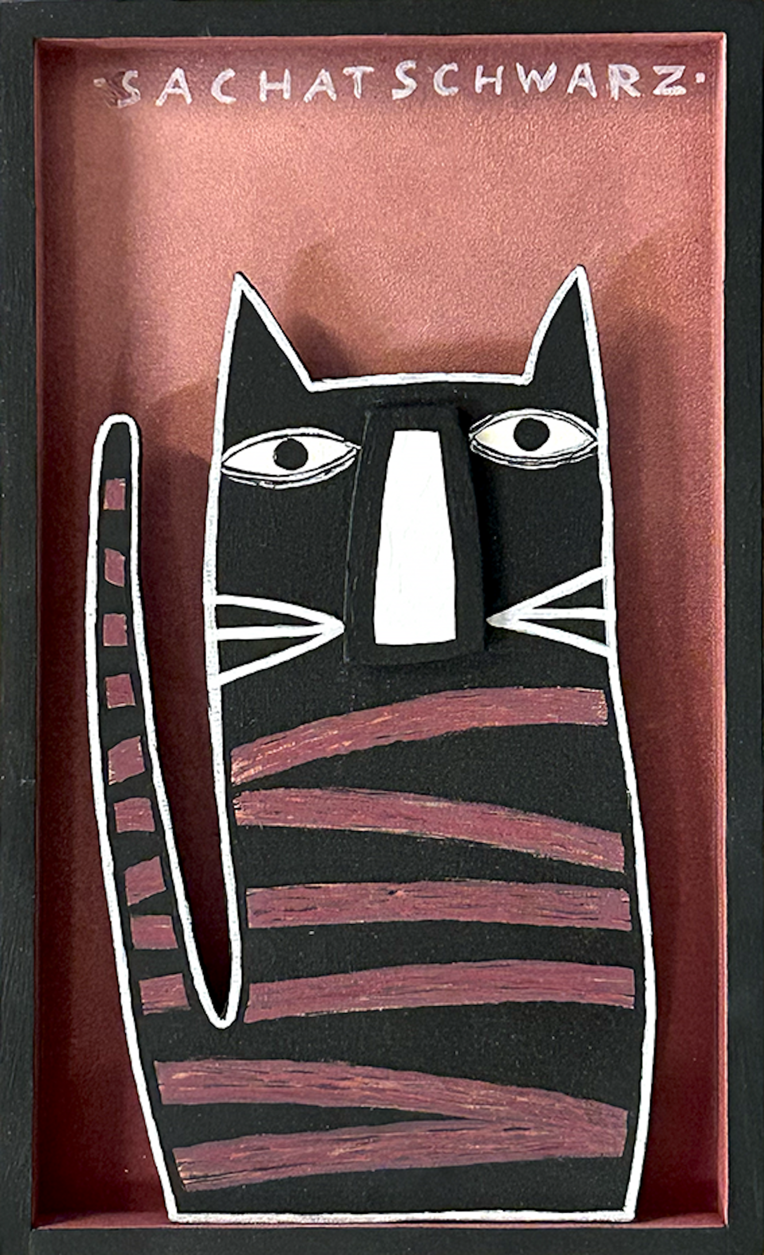 Figure de chat stylisé noir et blanc en bois découpé sur fond rouge avec inscriptions, série Boîtes.