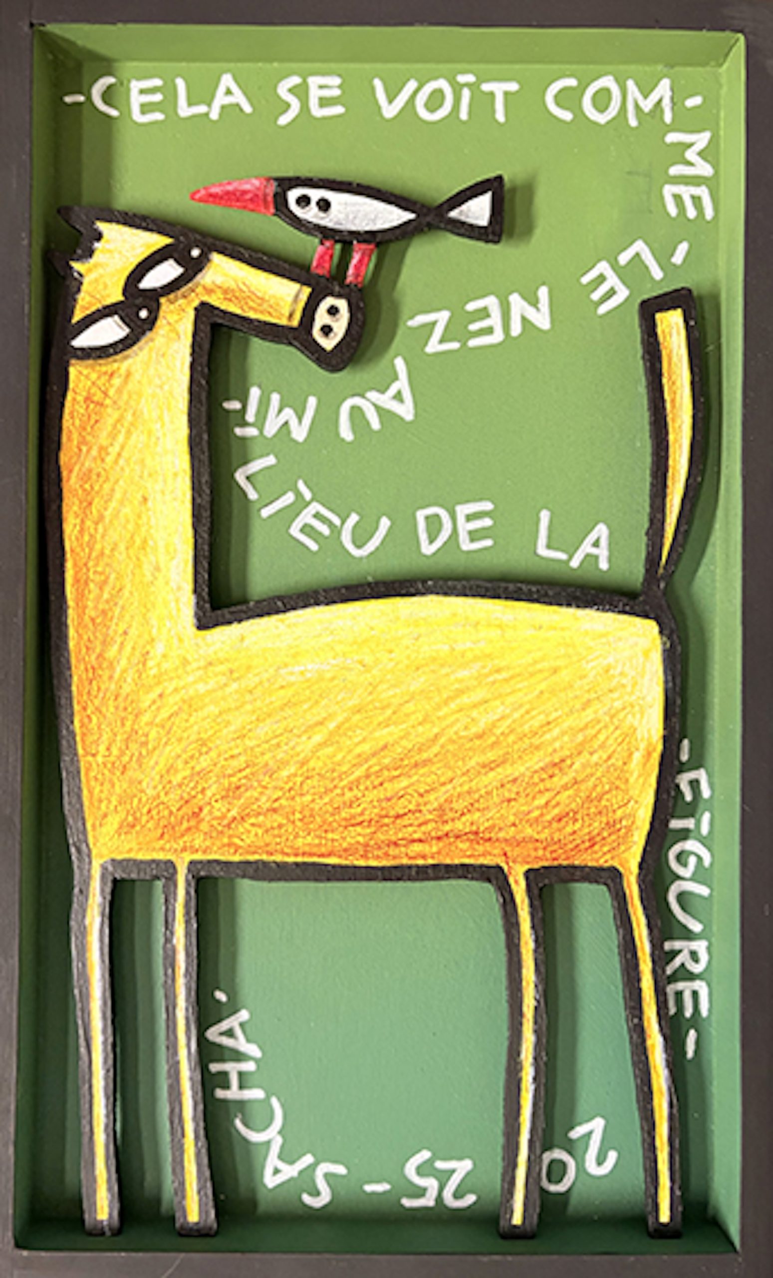 Composition figurative en bois découpé représentant un cheval jaune stylisé avec un oiseau sur le museau sur fond vert avec inscription, série Boîtes