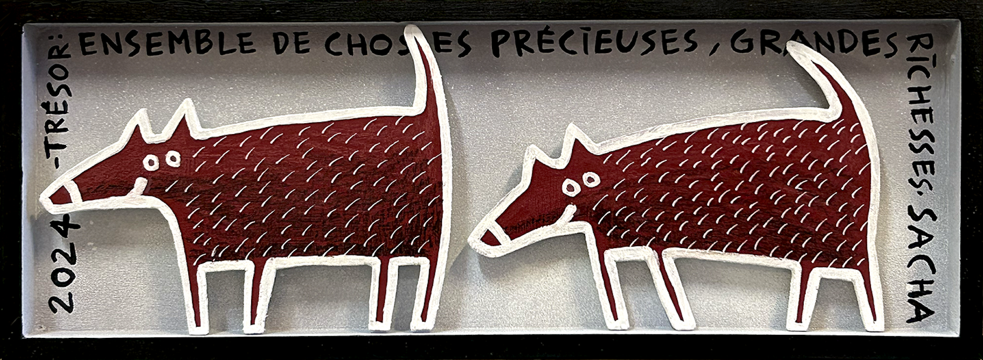 Deux chiens stylisés rouges en bois découpé face à face avec texte évoquant des choses précieuses