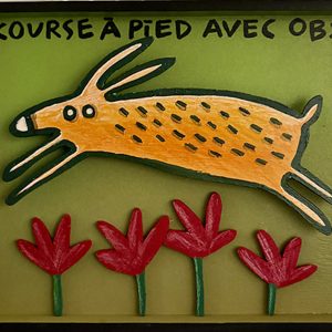 Animal stylisé en course au-dessus de fleurs rouges en bois découpé sur fond vert avec texte, série Boîtes