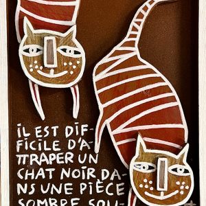 Composition figurative en bois découpé représentant deux chats stylisés sur fond brun avec texte manuscrit, série Boîtes