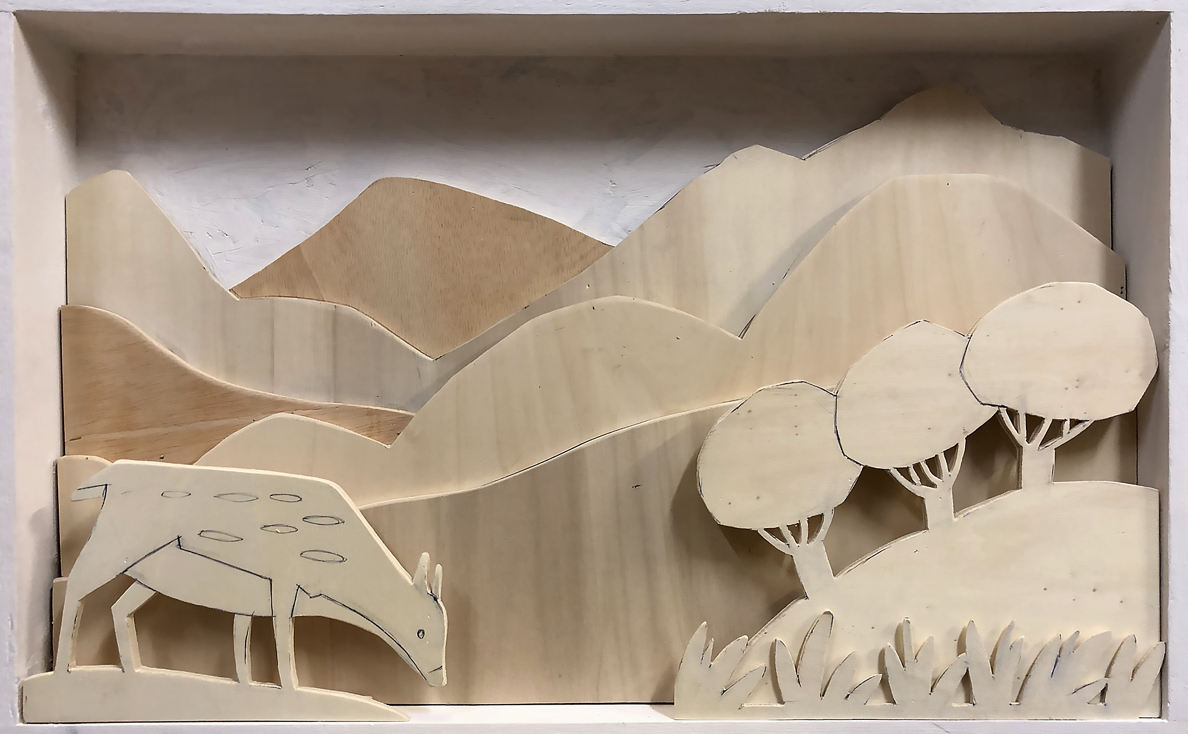 Diorama en bois non peint avec une biche et paysage de montagnes en cours de fabrication