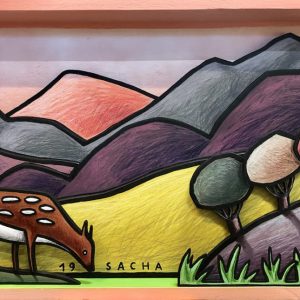 Diorama représentant une biche stylisée dans un paysage de collines colorées et montagnes graphiques, en acrylique sur bois