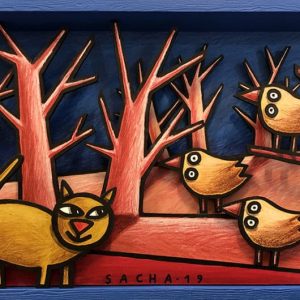 Diorama représentant un chat stylisé face à trois oiseaux perchés dans un paysage forestier rouge, en acrylique sur bois
