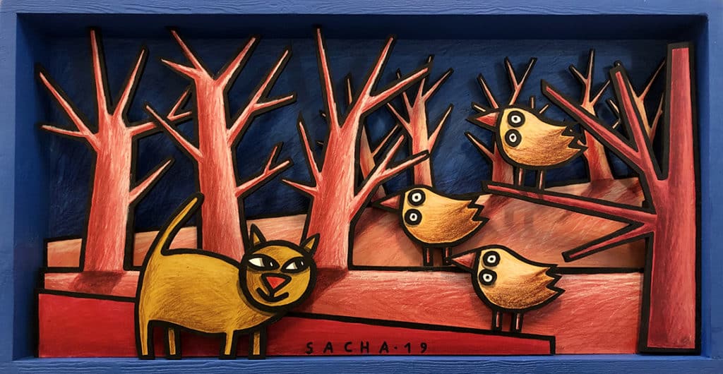 Diorama représentant un chat stylisé face à trois oiseaux perchés dans un paysage forestier rouge, en acrylique sur bois