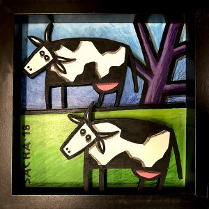 Diorama représentant deux vaches stylisées dans un paysage rural avec arbre et prairie, en acrylique sur bois