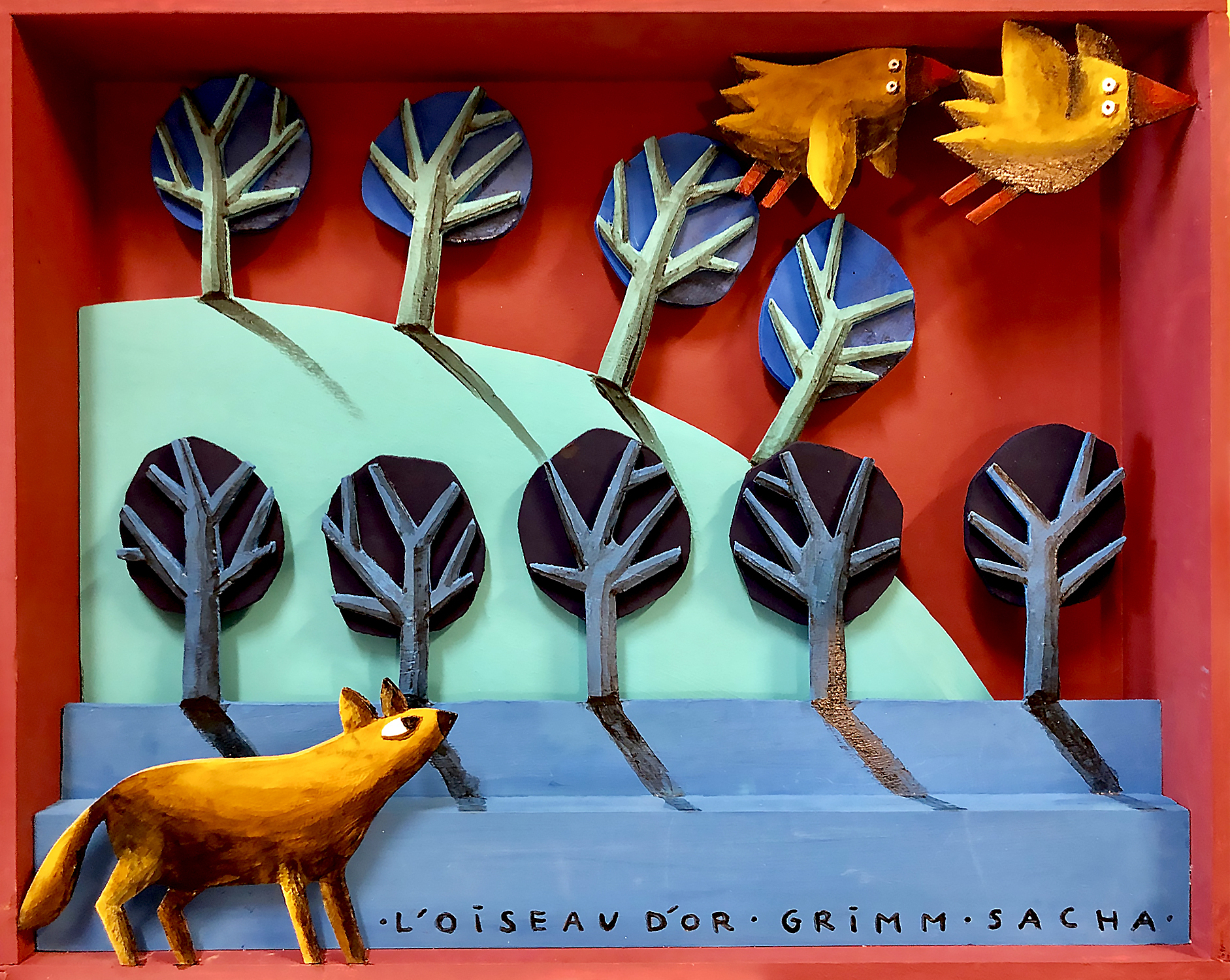 Diorama inspiré du conte L’oiseau d’or avec renard et oiseaux stylisés dans un paysage graphique, en acrylique sur bois