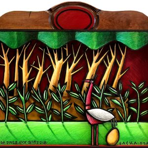 Diorama représentant une poule avec un œuf doré dans un paysage forestier stylisé, en acrylique sur bois