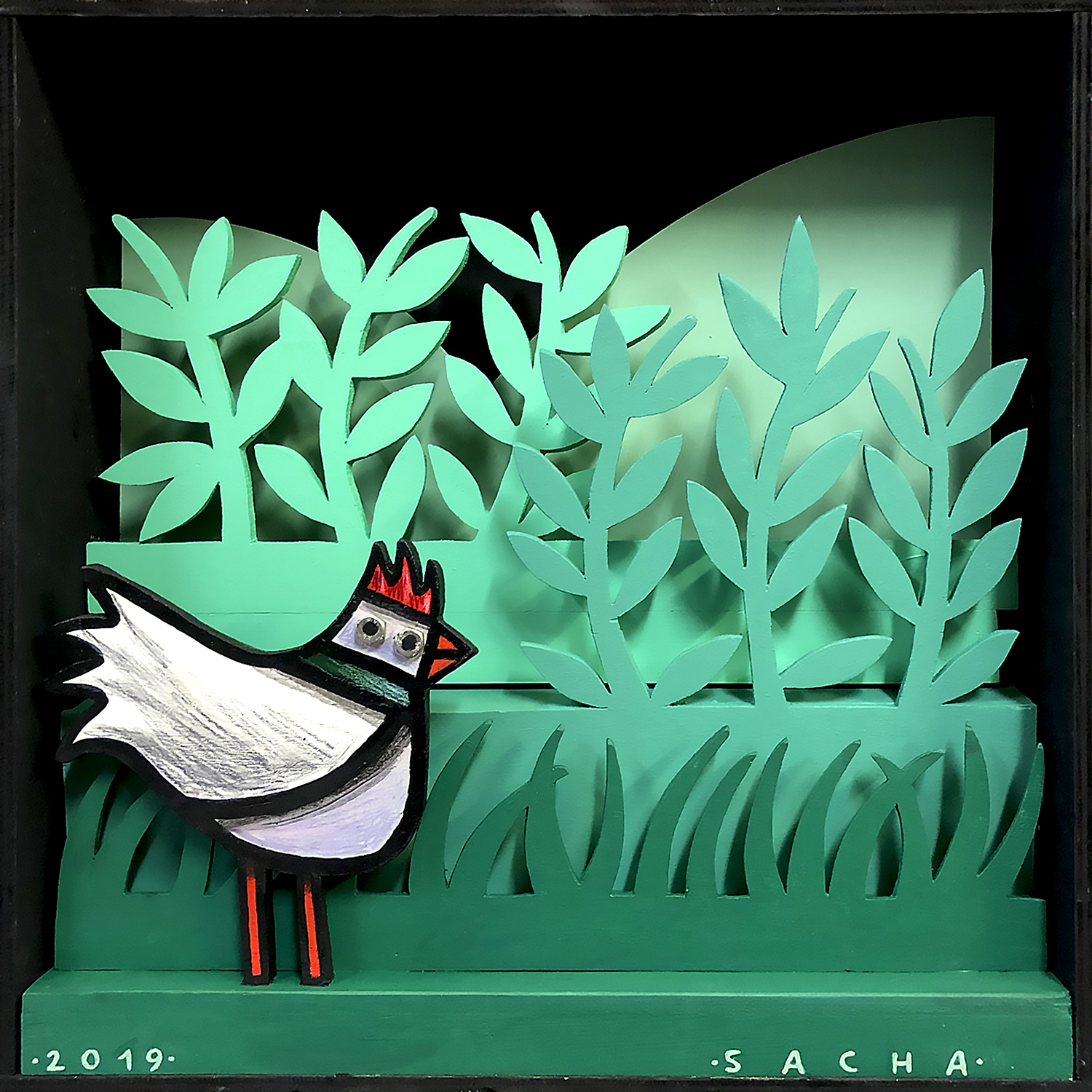 Diorama représentant une poule stylisée dans un environnement végétal en relief aux tons verts, en acrylique sur bois