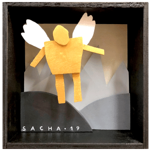 Diorama représentant une figure d’ange stylisée en suspension devant un paysage de montagnes, en acrylique sur bois