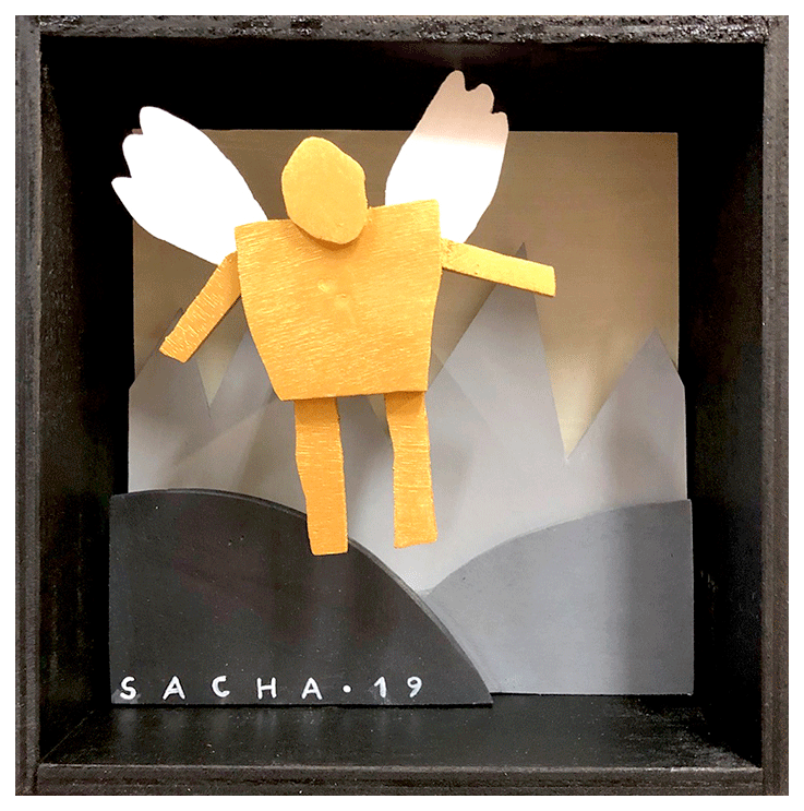Diorama représentant une figure d’ange stylisée en suspension devant un paysage de montagnes, en acrylique sur bois