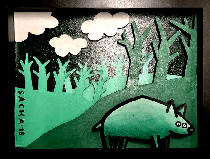 Diorama représentant un chien stylisé dans un paysage vert avec arbres graphiques et ciel nuageux, en acrylique sur bois