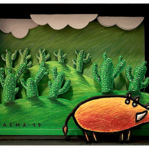 Diorama représentant un sanglier stylisé dans un paysage vert avec cactus graphiques et ciel nuageux, en acrylique sur bois