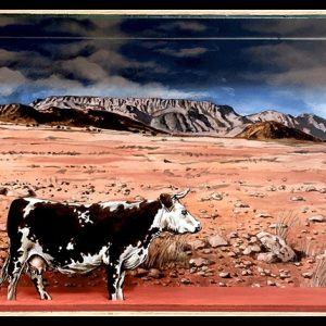 Diorama représentant une vache devant un paysage désertique réaliste avec montagnes rocheuses, en acrylique sur bois
