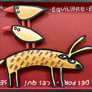 Animal stylisé portant deux oiseaux en bois découpé sur fond rouge avec texte manuscrit, série Boîtes
