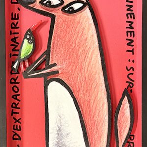 Animal stylisé tenant un petit oiseau en bois découpé sur fond rouge avec inscriptions, série Boîtes.