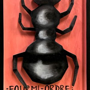 Fourmi noire sculptée en bois en relief sur fond rouge avec inscription scientifique, série Boîtes, 2013.
