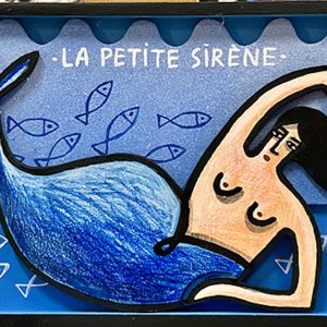 Sirène stylisée en bois découpé allongée sur fond bleu avec motifs de poissons et texte, série Boîtes