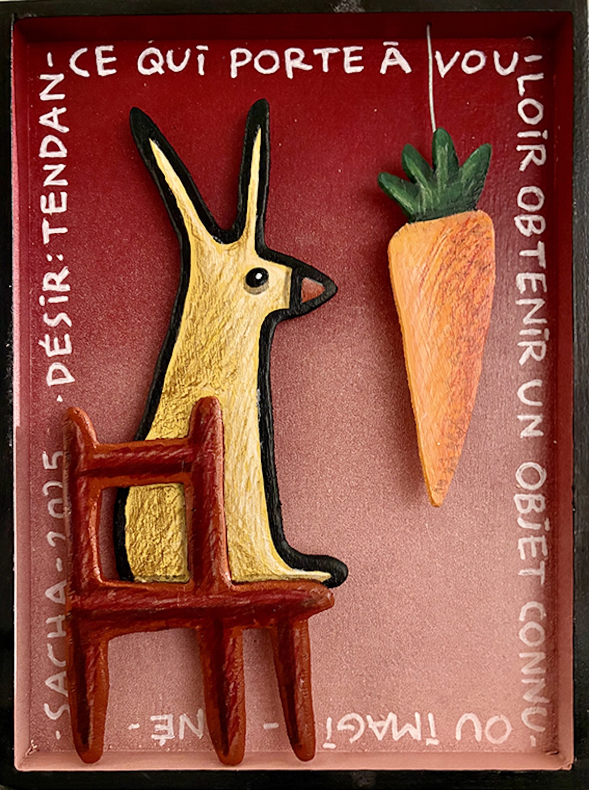 Lapin stylisé assis sur une chaise face à une carotte suspendue, en bois découpé sur fond rouge avec inscriptions, série Boîtes, 2025.