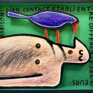 Oiseau stylisé posé sur un homme allongé en bois découpé sur fond vert avec inscriptions, série Boîtes.