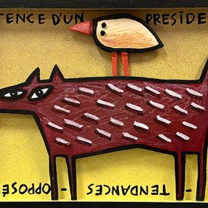 Composition figurative en bois découpé représentant un animal rouge avec un oiseau posé sur son dos sur fond jaune avec inscriptions, série Boîtes