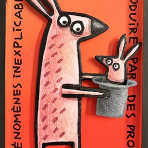 Scène figurative en bois découpé représentant un animal tenant un lapin sortant d’un chapeau, sur fond rouge avec inscriptions, série Boîtes.