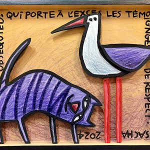 Scène figurative en bois découpé représentant un animal violet face à un oiseau aux longues pattes rouges, sur fond ocre avec inscriptions, série Boîtes, 2024.